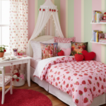 STRAWBERRY CASTLE Kwadratowa Poduszka Welurowa - obrazek 7