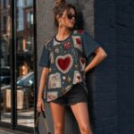 CHARM PATCH DIARY Damski T-shirt z Szerokim Dekoltem - obrazek 3