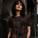 DARK GARDEN Damski T-shirt z Szerokim Dekoltem - obrazek 4