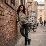 DRAWN WRONG. FELT RIGHT Bluza Unisex Oversize - obrazek 4