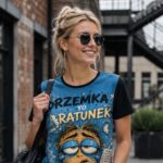 DRZEMKA TO RATUNEK Damski T-shirt z Szerokim Dekoltem - obrazek 5