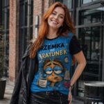 DRZEMKA TO RATUNEK Damski T-shirt z Szerokim Dekoltem - obrazek 6