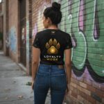 LOYALTY FIRE Damski T-shirt z Szerokim Dekoltem - obrazek 4