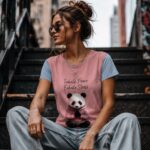 PANDA ZEN Damski T-shirt z Szerokim Dekoltem - obrazek 7