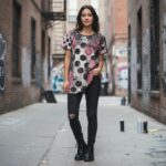 POLKA PUNK ROMANCE Damski T-shirt z Szerokim Dekoltem - obrazek 3