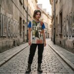 MARKET STICKER CHAOS Damski T-shirt z Szerokim Dekoltem - obrazek 5